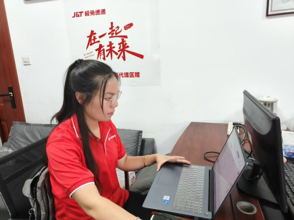 深圳配资 12年扎根乡村&#32;她以包裹连通城乡